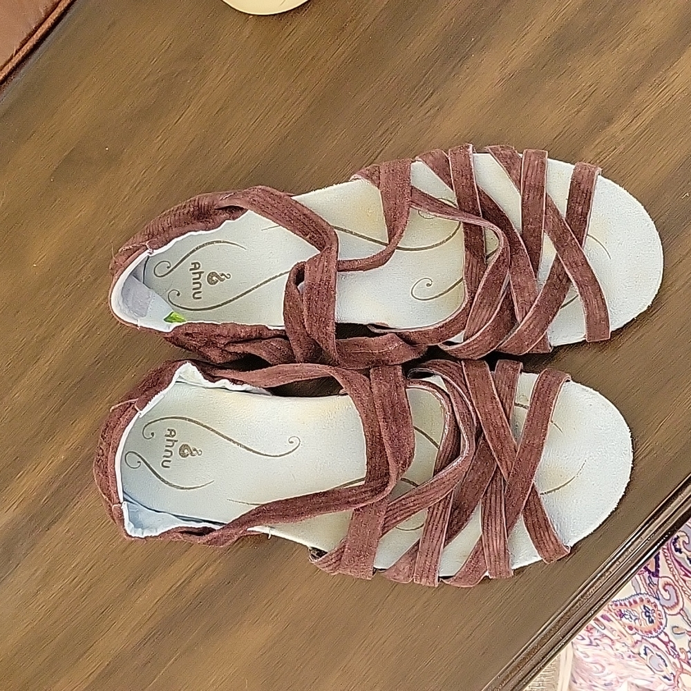 Ahnu suaded leather sandals sz 9.5
